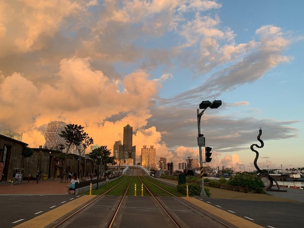 Foto vista della strada contro il cielo durante il tramonto