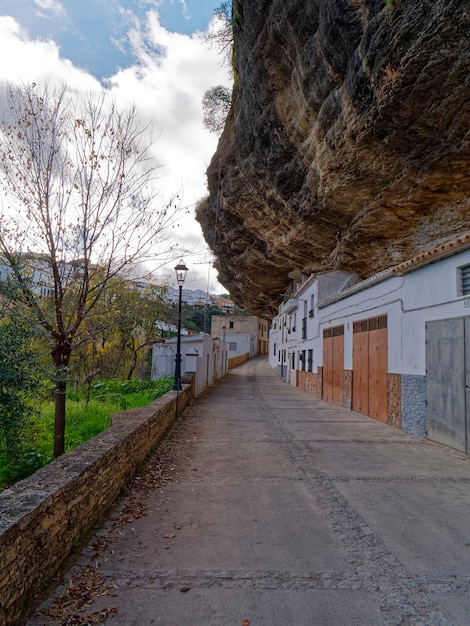 Setenil de las Bodegas 도시의 바위에 거리와 주택의 전망.