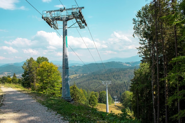 Foto vista della stazione sciistica estiva di bukovel in ucraina nelle montagne in una mattina soleggiata e pacifica