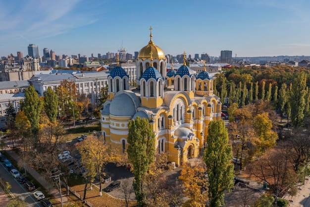 Вид в солнечный день на Владимирский собор, Киев, Украина