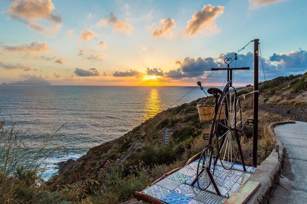 Foto una vista di un tramonto da una bellissima isola della sicilia