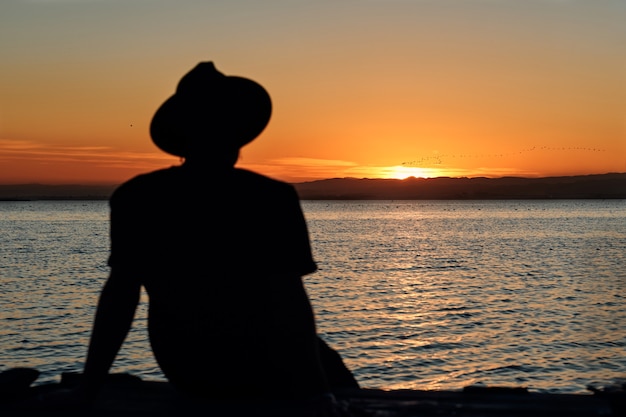 湖に沈む夕日の眺め