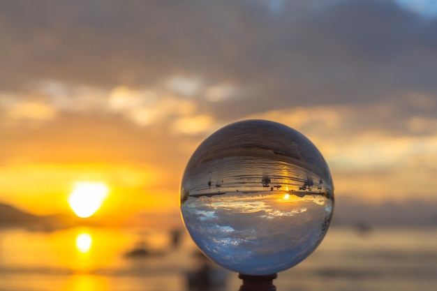 Foto vista dell'alba al tramonto all'interno della sfera di cristallo