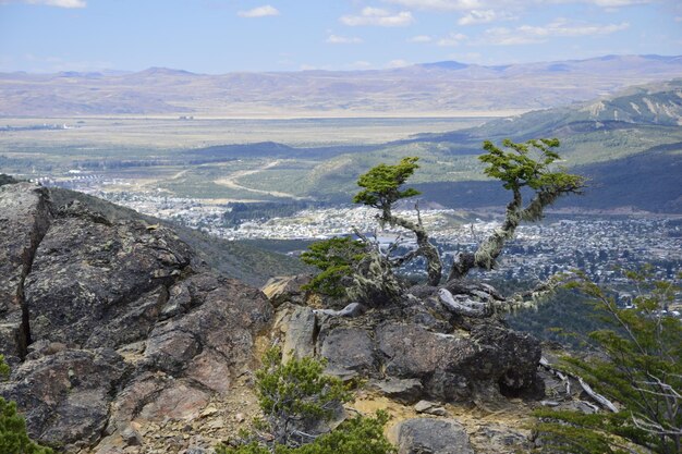 Photo view of the surrounding area from a high point in arrayanes national park san carlos de bariloche