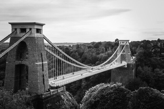 Photo view of suspension bridge against cloudy sky