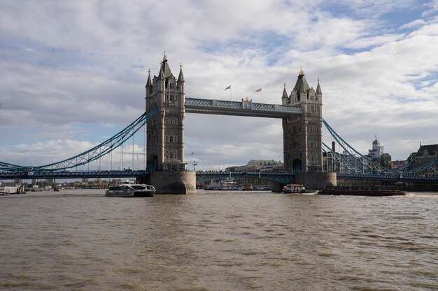 Photo view of suspension bridge against cloudy sky