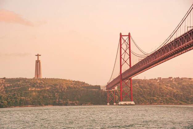 Photo view of suspension bridge against sky during sunset