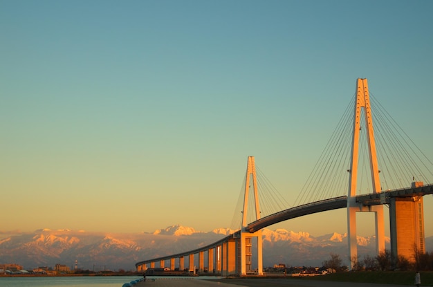 Photo view of suspension bridge against sky during sunset