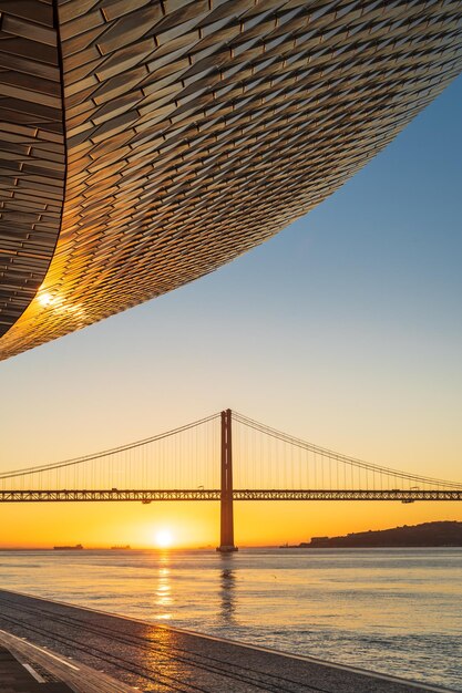 Foto vista del ponte sospeso contro il cielo durante il tramonto