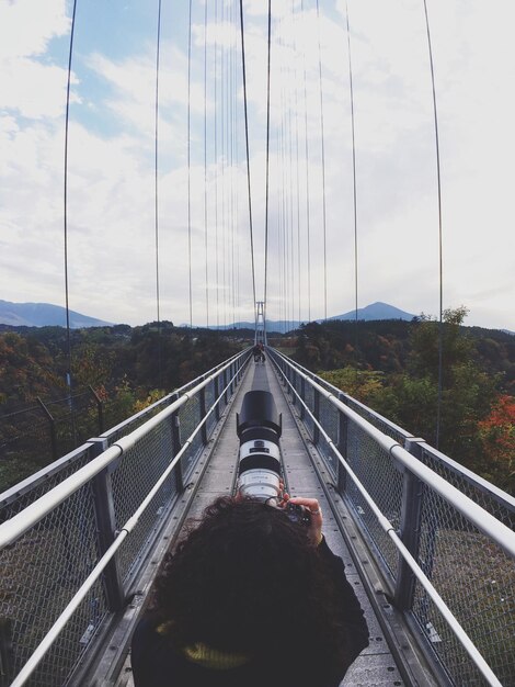 Foto vista del ponte sospeso contro il cielo