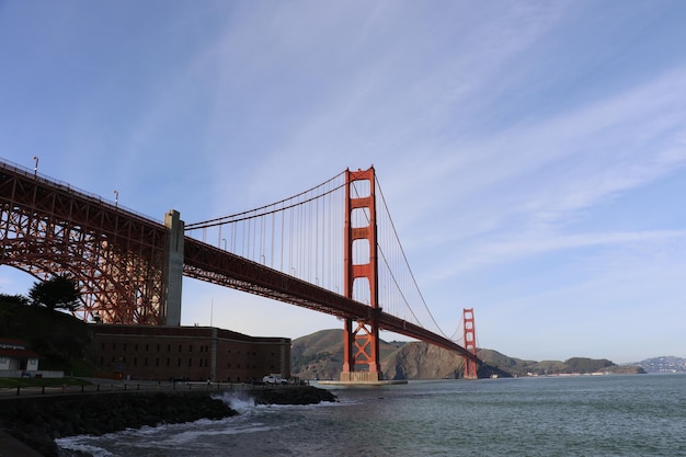 Photo view of suspension bridge against sky