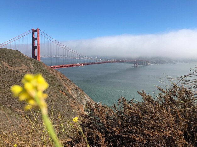 Foto vista del ponte sospeso contro il cielo