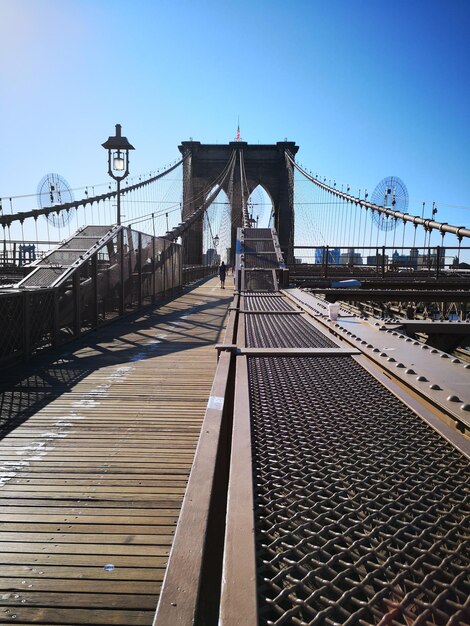 Photo view of suspension bridge against sky