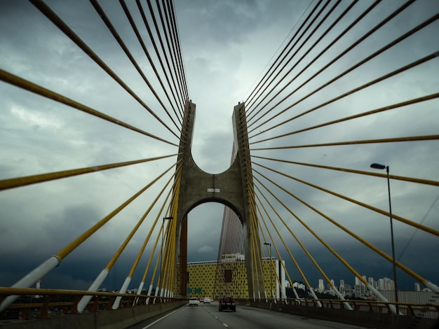 Foto vista del ponte sospeso contro il cielo