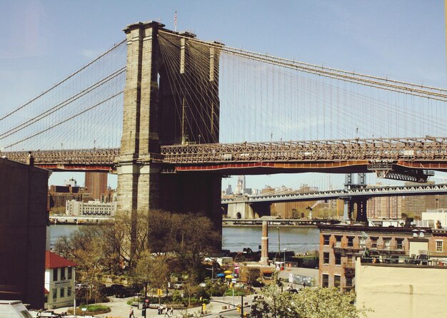 Foto vista del ponte sospeso in città