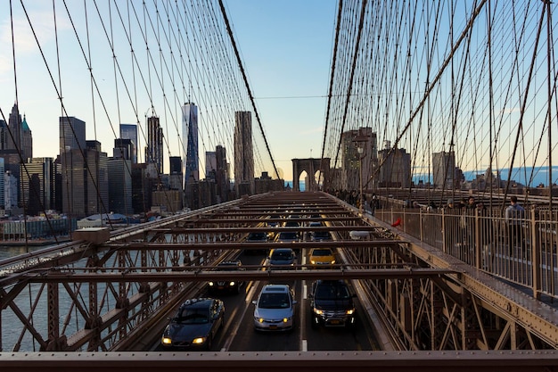 Photo view of suspension bridge in city