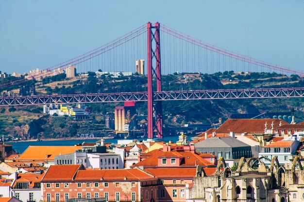 Photo view of suspension bridge in city