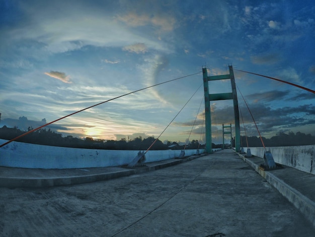 Photo view of suspension bridge during winter