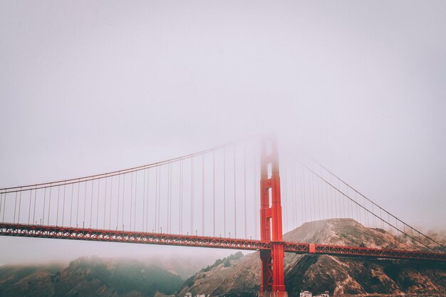 Photo view of suspension bridge in foggy weather