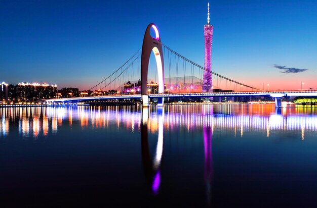 Photo view of suspension bridge at night