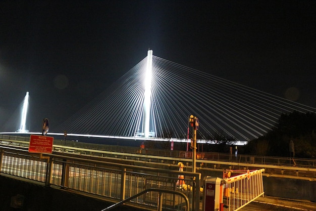 Photo view of suspension bridge at night