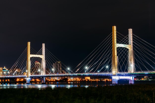 Photo view of suspension bridge at night