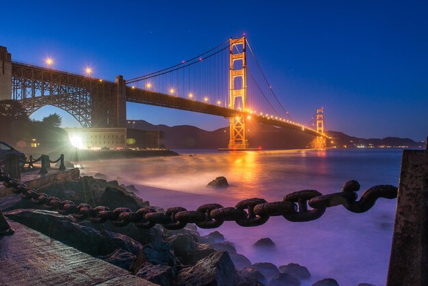 Photo view of suspension bridge at night