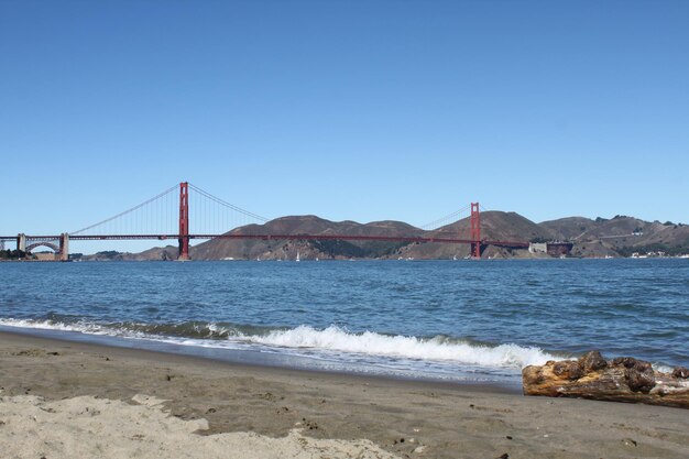 Foto vista del ponte sospeso sul mare contro un cielo limpido