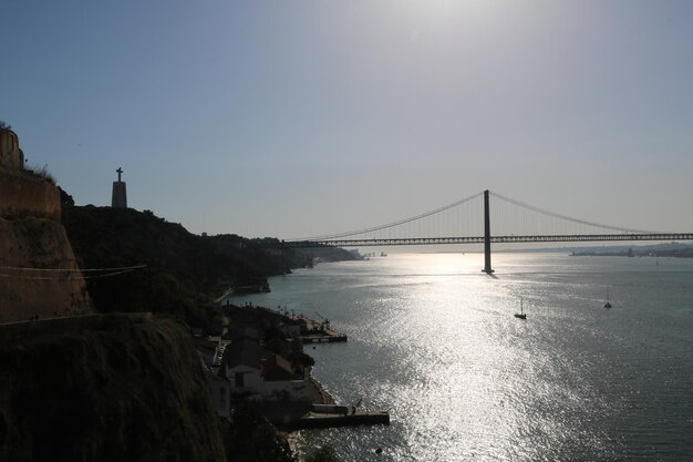 Foto vista del ponte sospeso sul mare