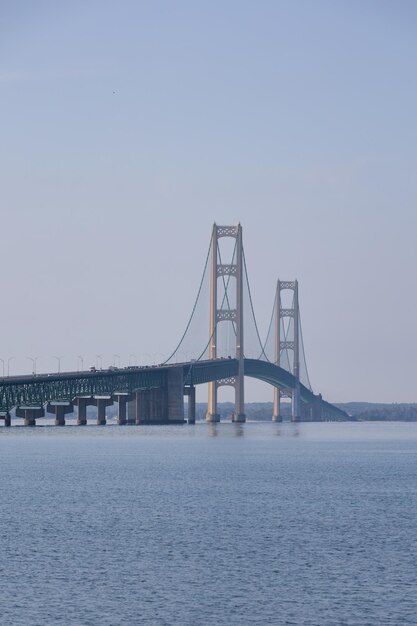 Photo view of suspension bridge over sea