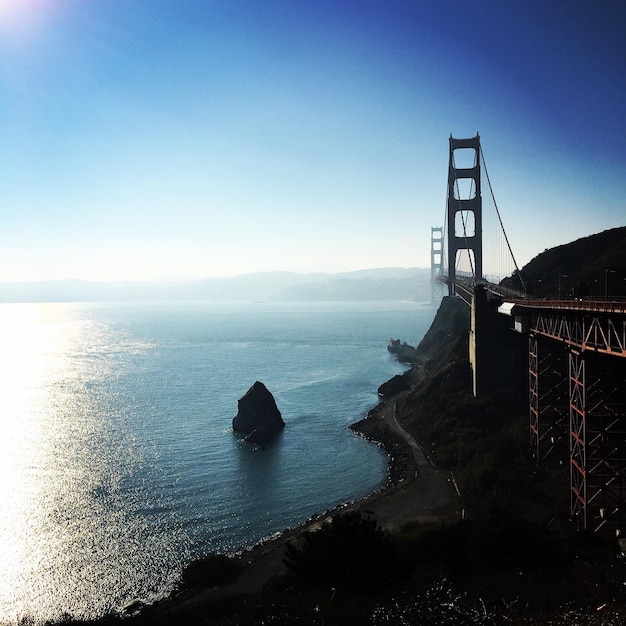 Photo view of suspension bridge over sea