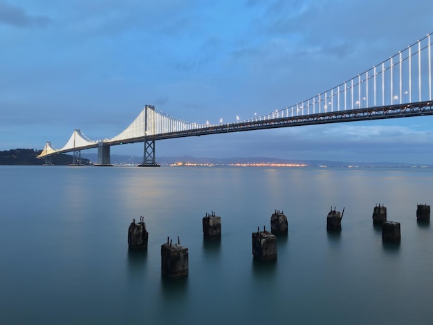 Vista del ponte sospeso sul mare