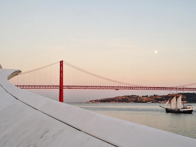 Foto vista del ponte sospeso al tramonto