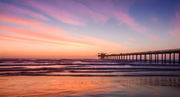 Foto vista del ponte sospeso al tramonto