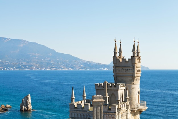 Photo view of swallow's nest castle and rock parus