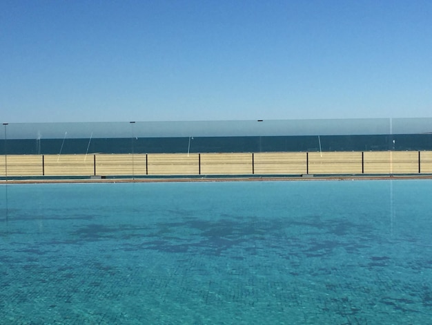 Photo view of swimming pool against clear blue sky
