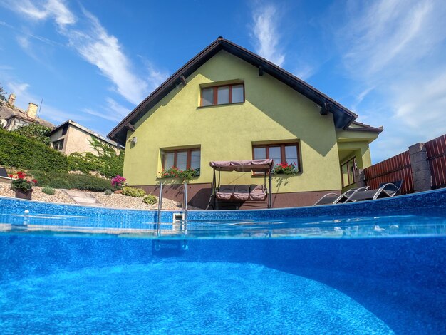 Photo view of swimming pool by building against sky