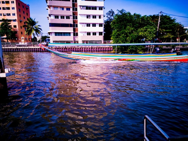 Photo view of swimming pool by buildings in city