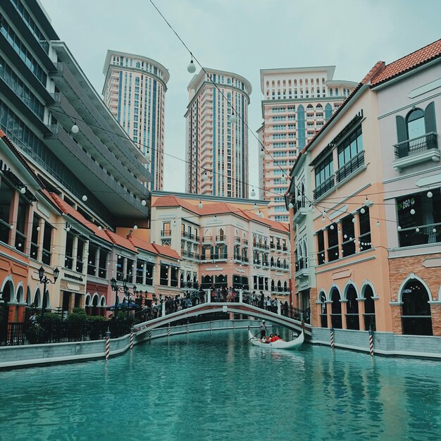 Foto vista della piscina in città