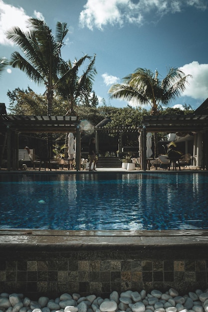 Photo view of swimming pool in front of building