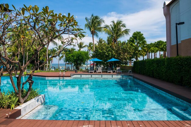 Foto vista della piscina nel parco