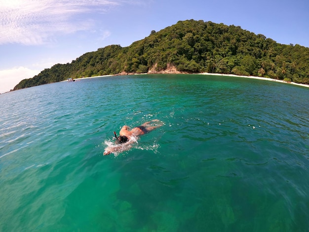 Foto veduta del nuoto in mare