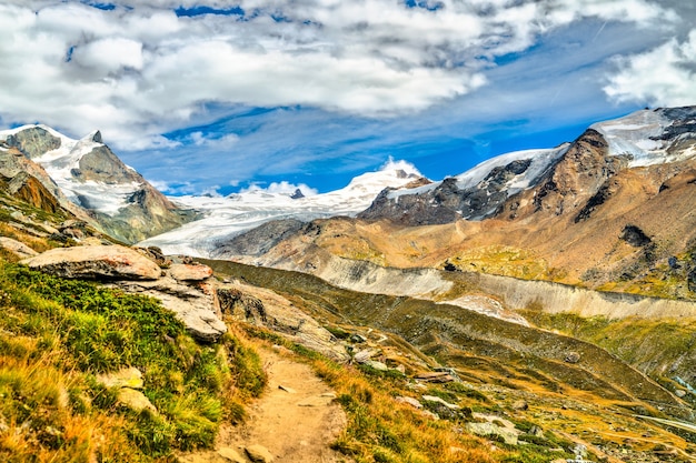 Vista delle alpi svizzere vicino a zermatt