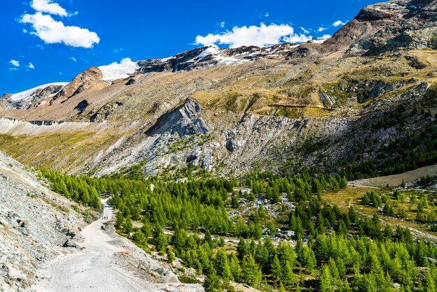 Вид на швейцарские Альпы недалеко от Церматта