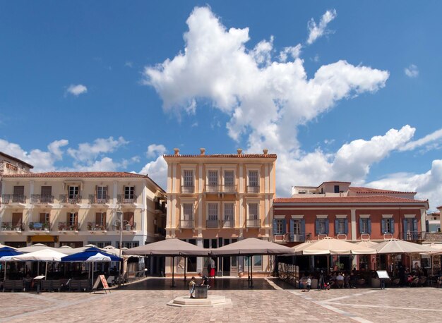 관광객 Nafplion Peloponnese 그리스와 올드 타운의 Syntagma 광장의 보기