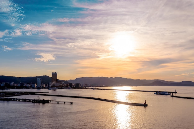 夕日が沈む高松湾と市街の眺め。