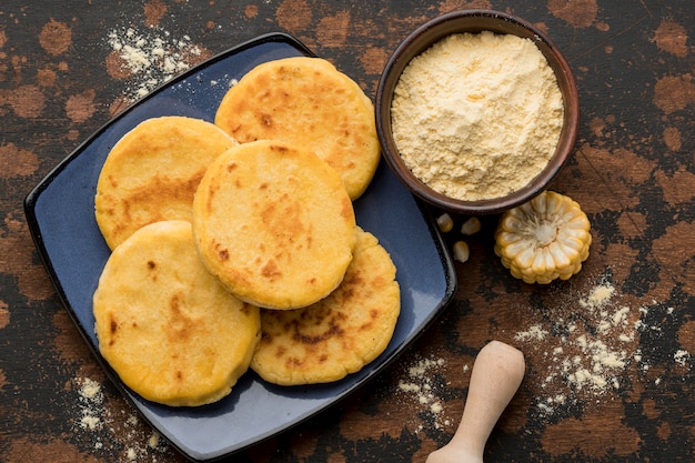 Photo above view tasty arepas on plate