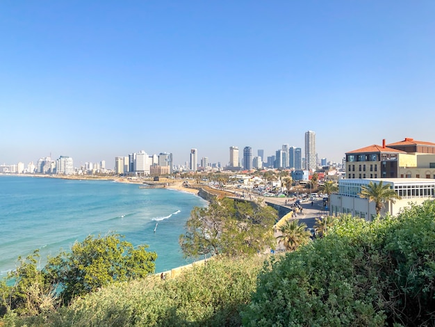 Vista di tel aviv dal parco di yaffa su una collina