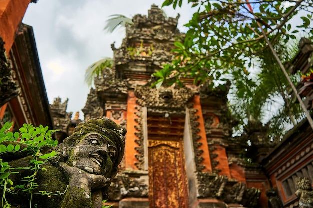 Photo view of a temple against building