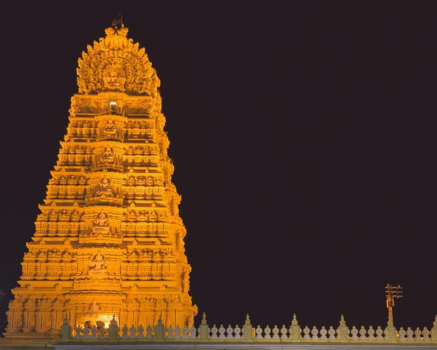 Photo view of temple against clear sky at night